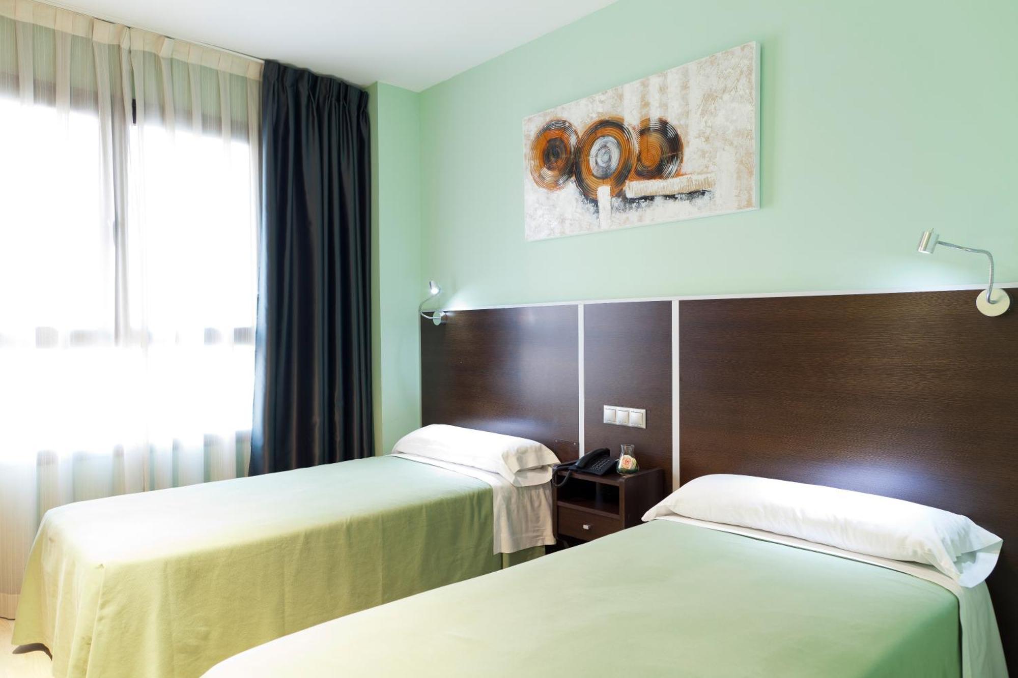 Hostal Avenida Barajas — Foto 1